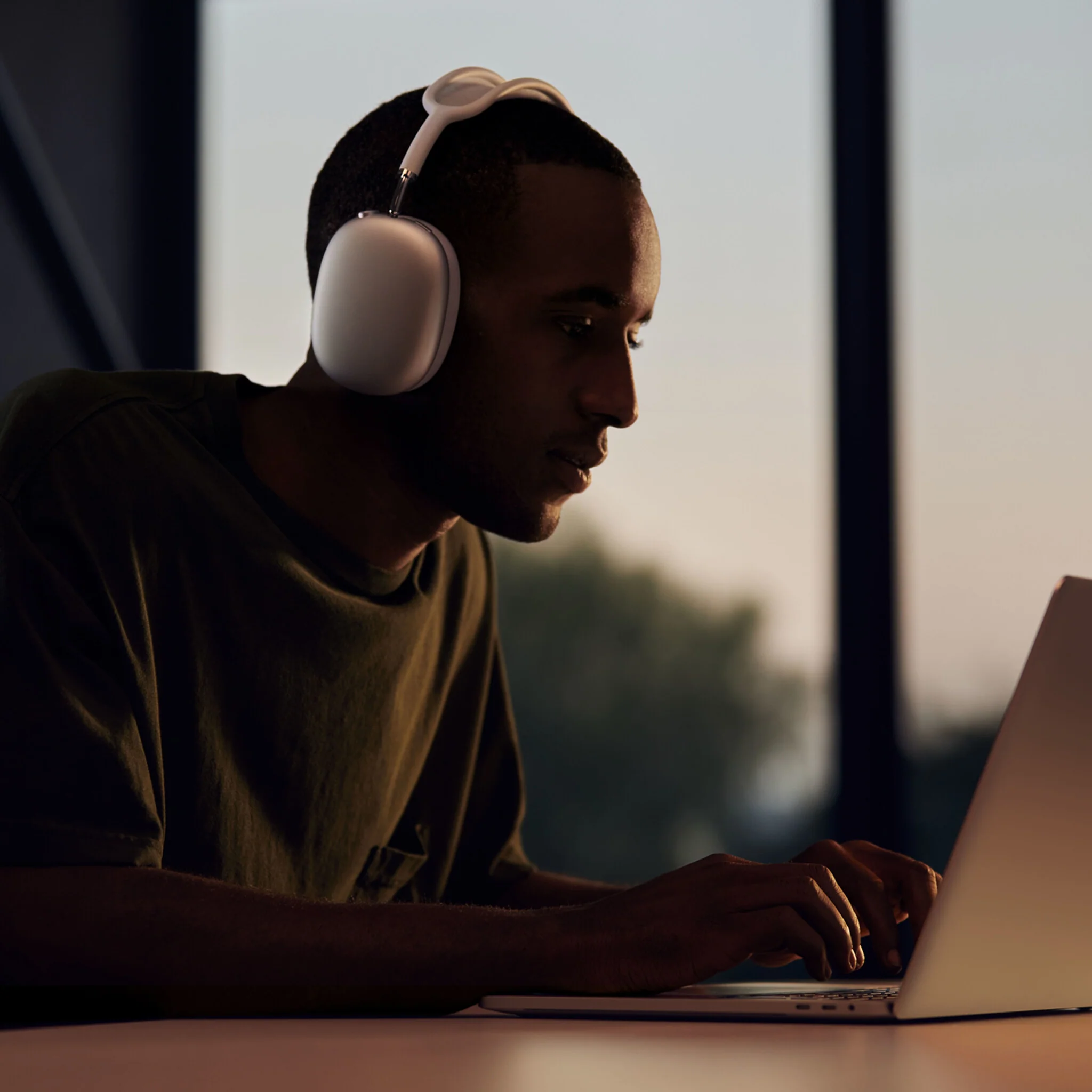 Apple AirPods Max in Space Gray - Image 4