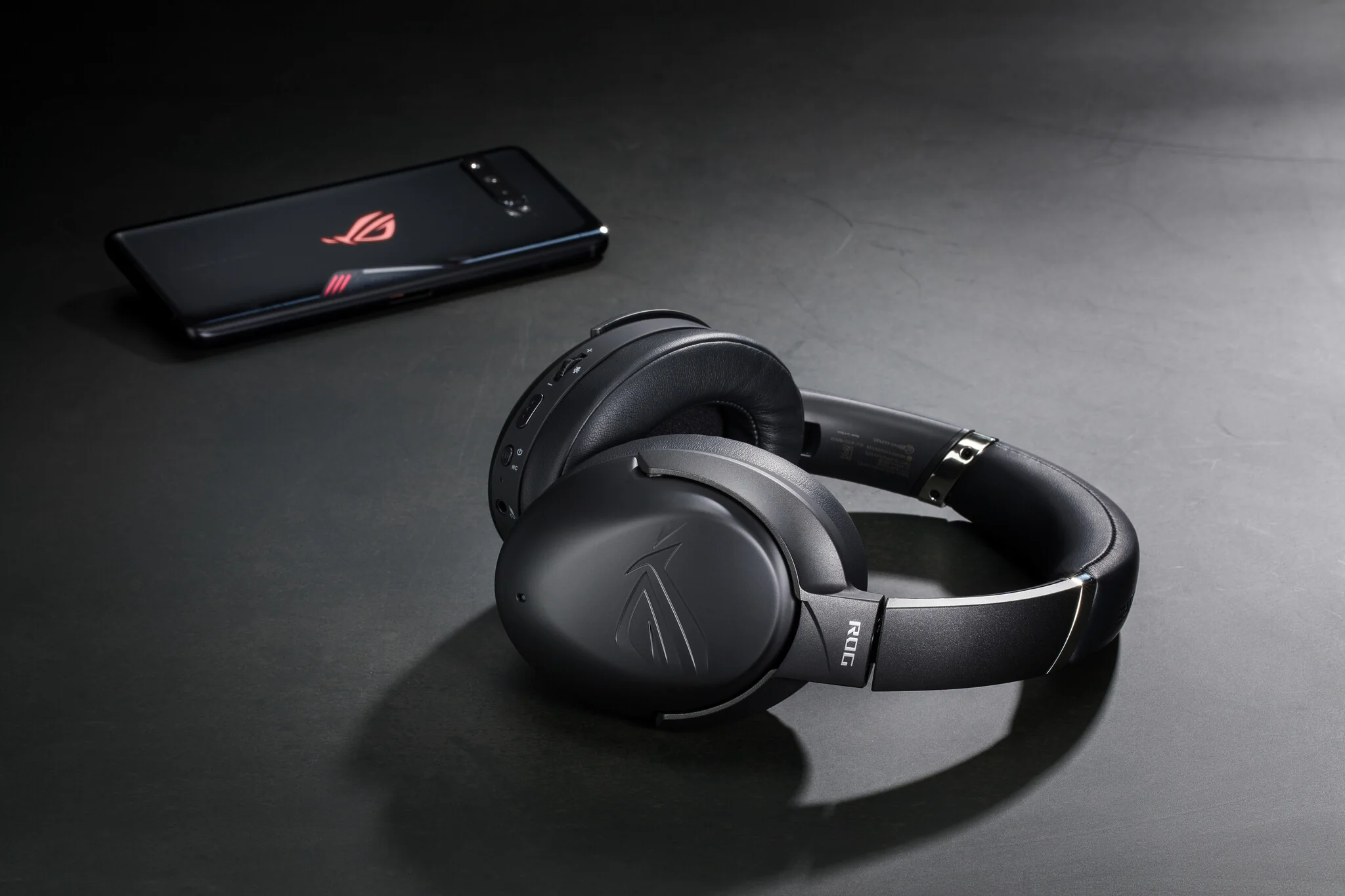 ASUS ROG Strix Go BT - Wired & Wireless Bluetooth Gaming Headset in Black - Image 15