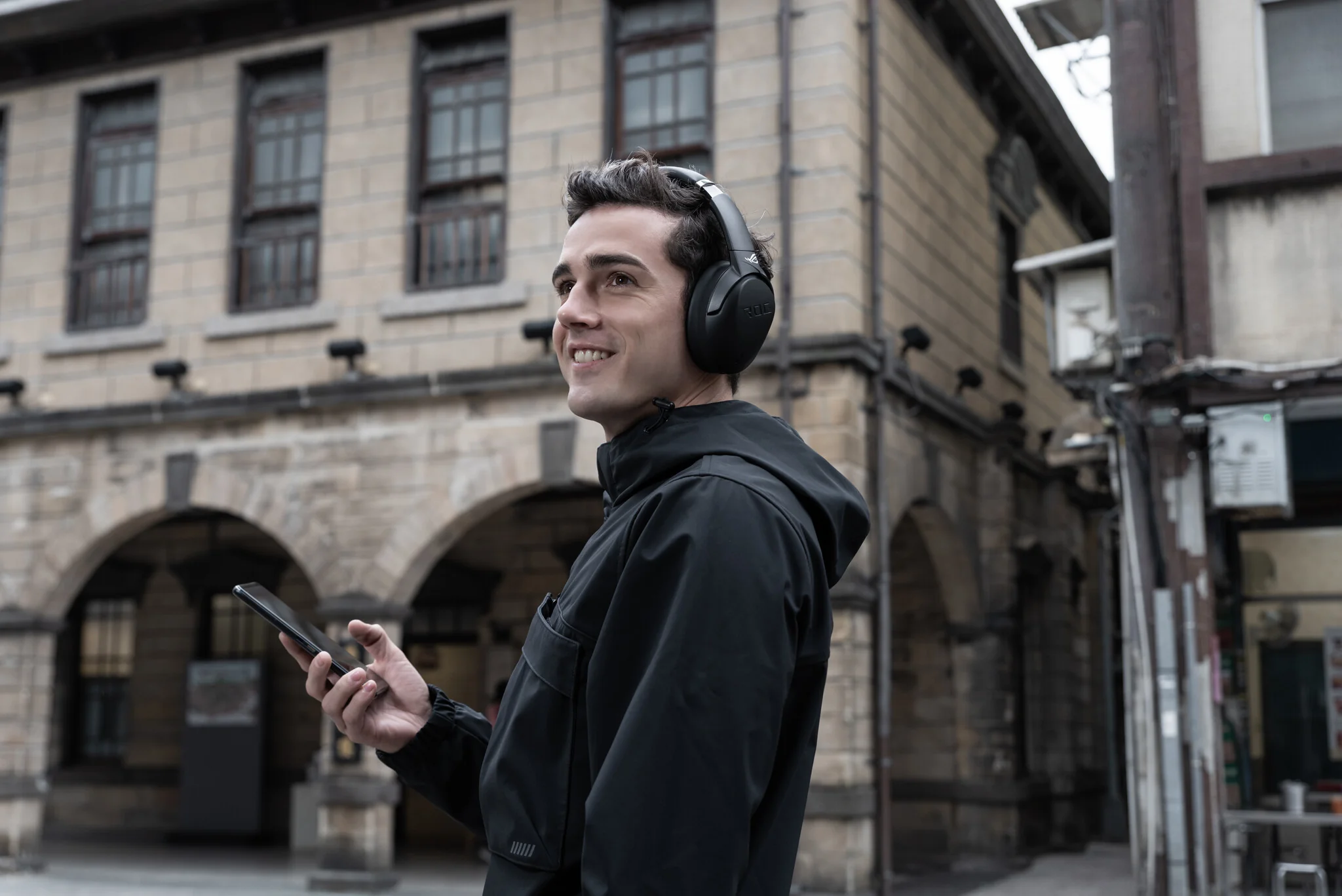 ASUS ROG Strix Go BT - Wired & Wireless Bluetooth Gaming Headset in Black - Image 17