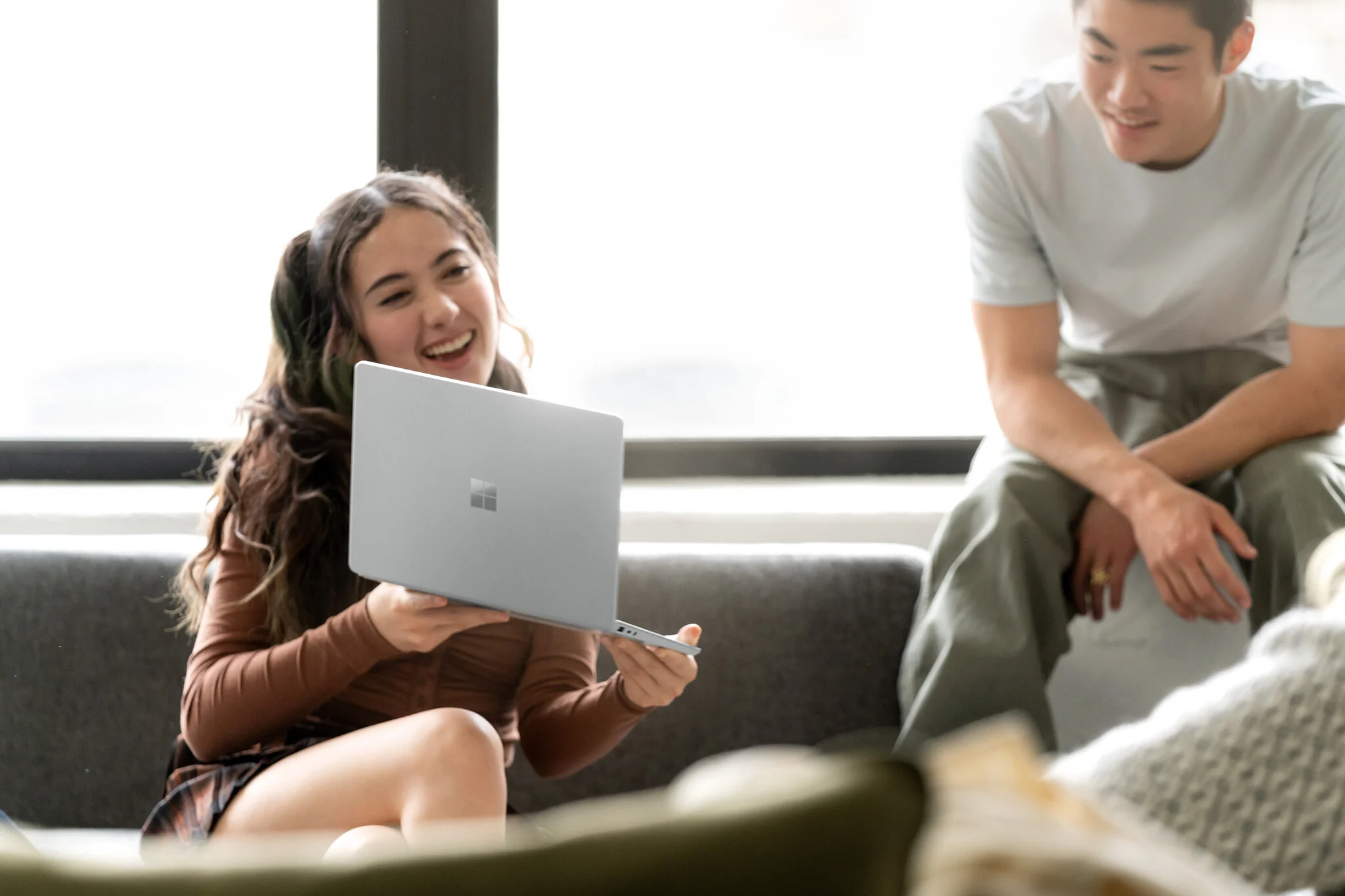 Microsoft Surface Laptop Go 2 - 31.5 cm (12.4") - Touchscreen - Intel® Core™ i5-1135G7 - 16 GB LPDDR4x-SDRAM - 256 GB SSD - Wi-Fi 6 -  Windows 11 Pro - Platinum - Image 10