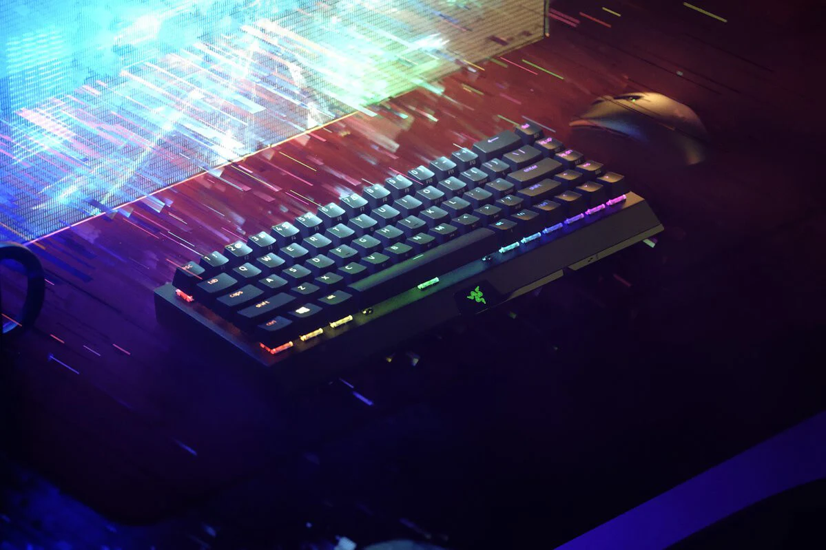 Razer BlackWidow V3 Mini HyperSpeed - USB Wired + RF Wireless + Bluetooth RGB Mechanical Keyboard in Black (QWERTY UK) - Image 2