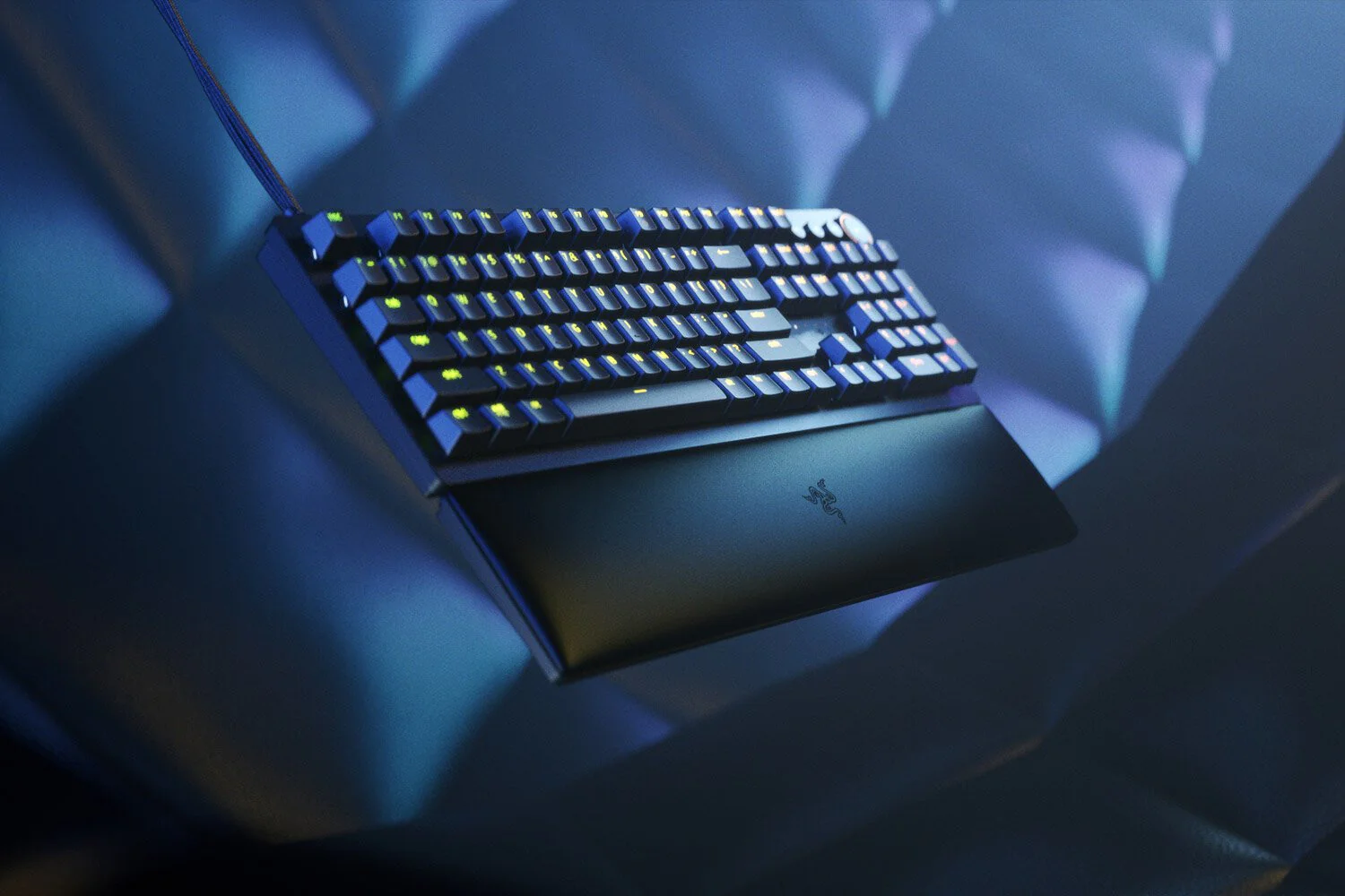 Razer Huntsman V2 -  USB Wired RGB Opto-Mechanical Gaming Keyboard in Black (QWERTY UK) - Image 3