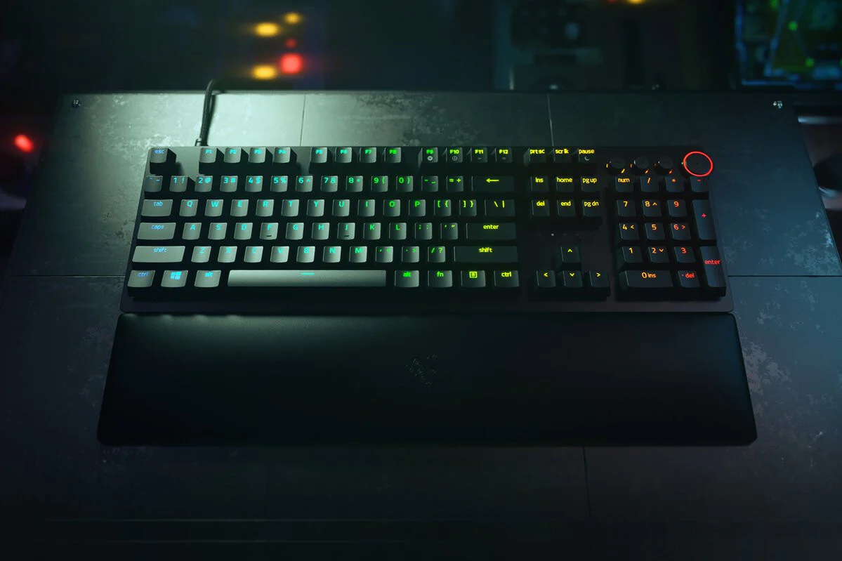 Razer Huntsman V2 - USB Wired RGB Opto-mechanical Keyboard in Black (QWERTY UK) - Image 3