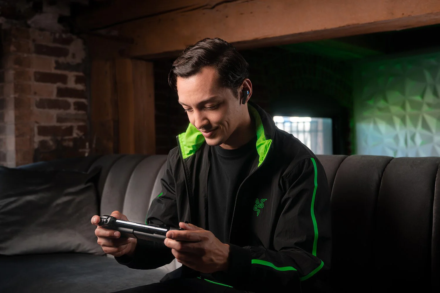 Razer Kishi V2 - Mobile Gamepad for Android in Black - Image 2