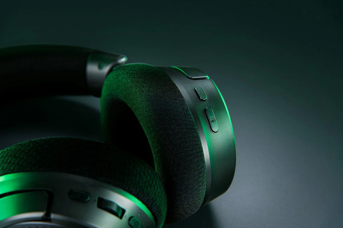 Razer Kraken V4 X - USB Type-C / USB Type-A Wired Gaming Headset in Black - Image 4