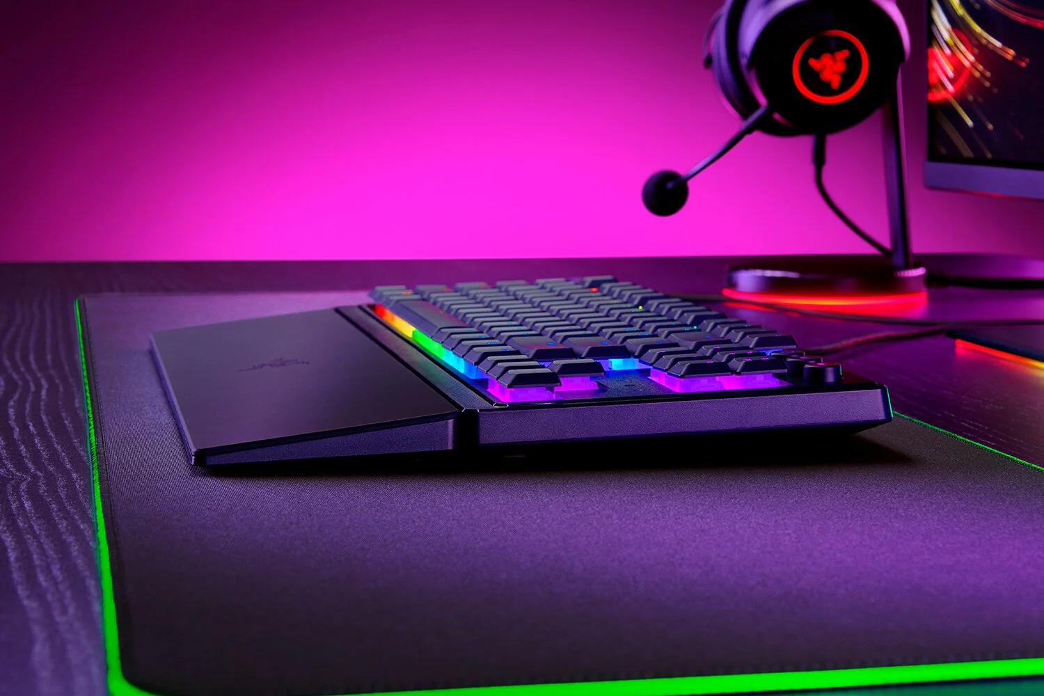 Razer Ornata V3 Tenkeyless - USB Wired RGB Mecha-membrane Gaming Keyboard in Black (QWERTY UK) - Image 7
