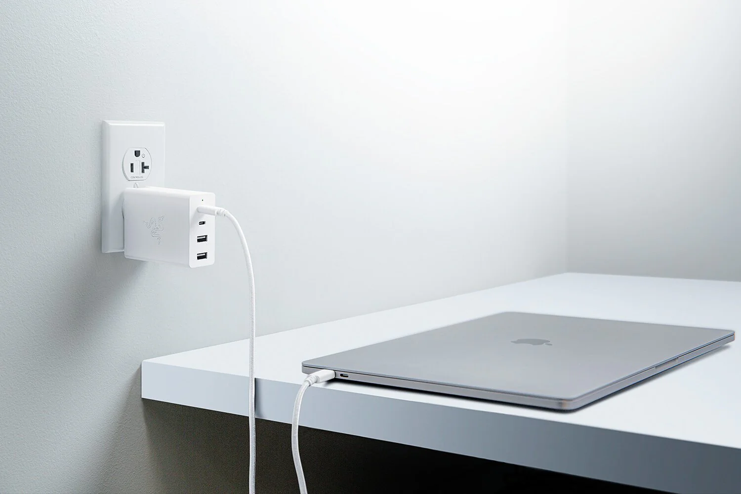Razer USB-C 130W GaN Charger in White - Image 2