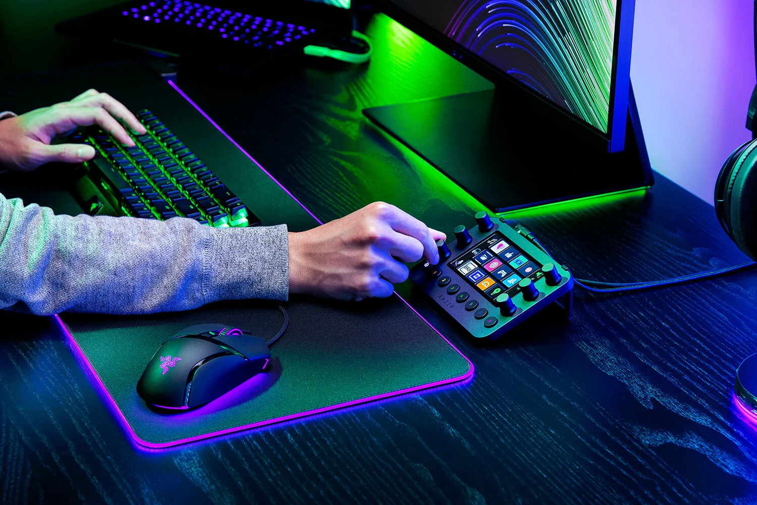 Razer Stream All-In-One Controller in Black - Image 4